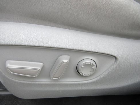 Used 2021 Toyota Highlander XLE FWD image 40