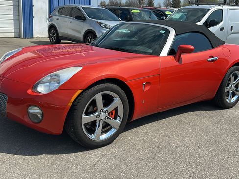 Used 2008 Pontiac Solstice Convertible w/ Premium Package image 2