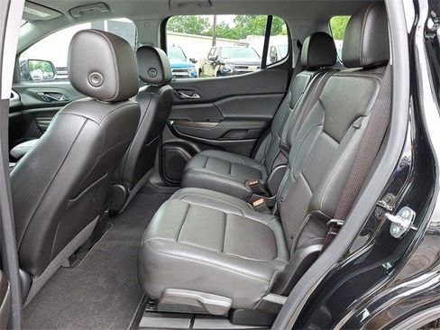 Certified 2023 GMC Acadia SLT w/ Preferred Package image 9