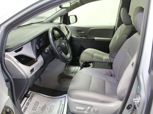 Used 2019 Toyota Sienna XLE image 20