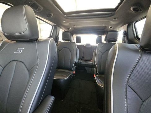 New 2025 Chrysler Pacifica Limited image 32