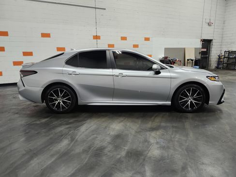 Used 2022 Toyota Camry SE image 11