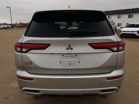 Used 2024 Mitsubishi Outlander SE image 15