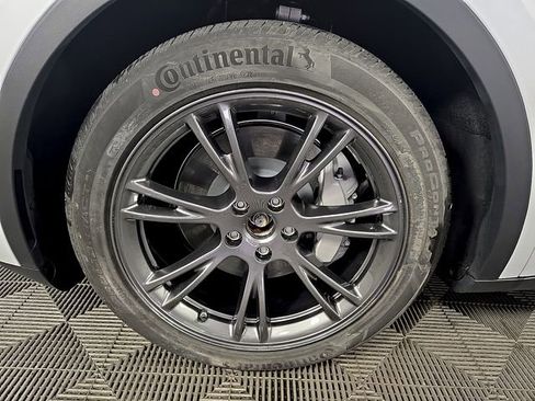Used 2024 Tesla Model Y Long Range AWD/4WD image 9