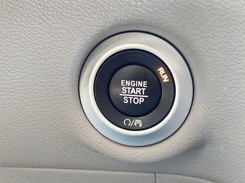 Used 2023 Chrysler Pacifica Touring-L image 22