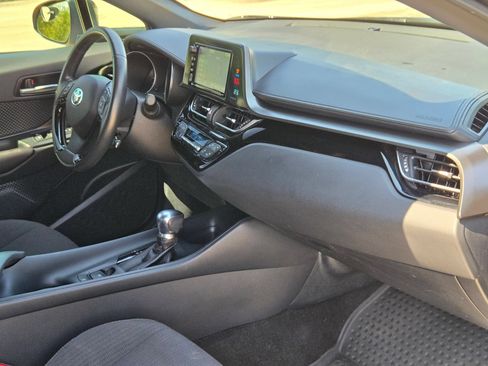 Used 2018 Toyota C-HR XLE FWD image 30