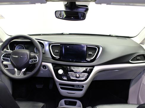 Used 2024 Chrysler Pacifica Touring-L FWD image 20
