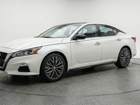 Used 2025 Nissan Altima 2.5 SV FWD image 3