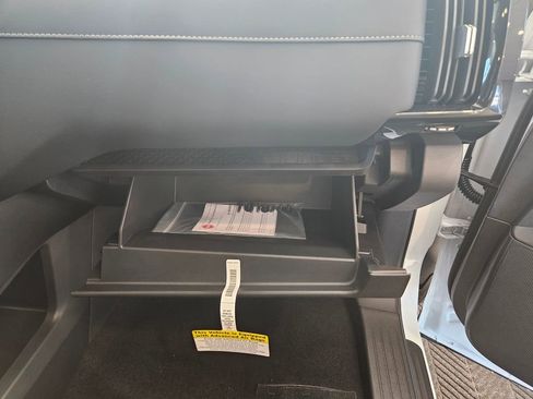 New 2025 Nissan Pathfinder SV w/ Black Appearance Package image 29