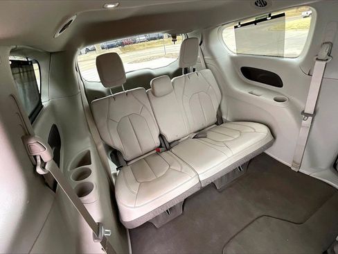 Used 2020 Chrysler Pacifica Touring-L w/ Premium Audio Group image 26