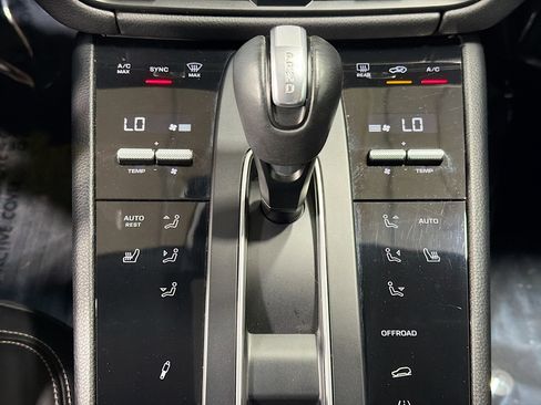 Certified 2023 Porsche Macan Turbo AWD/4WD image 33