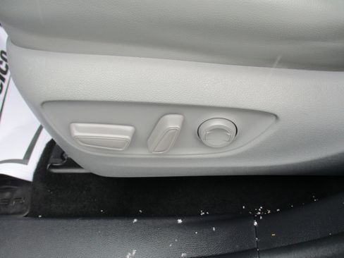 Used 2022 Toyota Highlander XLE image 17