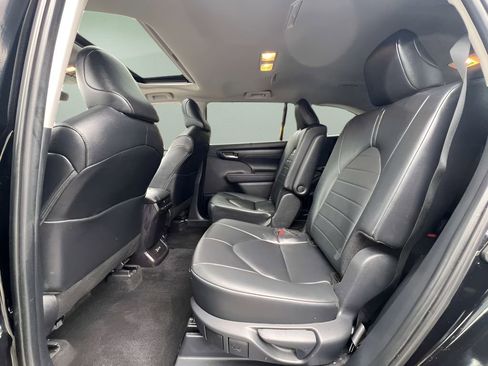 Used 2025 Toyota Highlander XLE image 18
