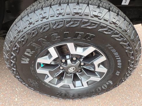 Certified 2020 Toyota Tacoma TRD Off-Road w/ TRD Premium Off Road Package AWD/4WD image 11