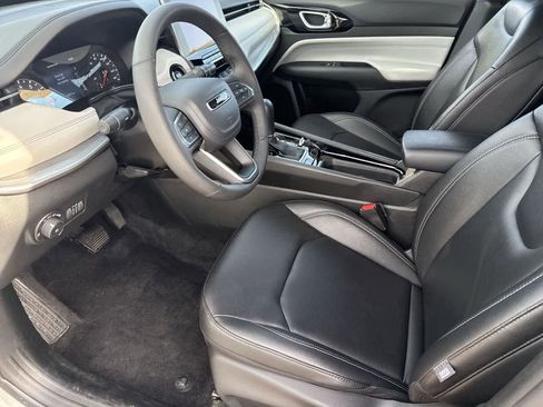 Used 2025 Jeep Compass Limited image 17