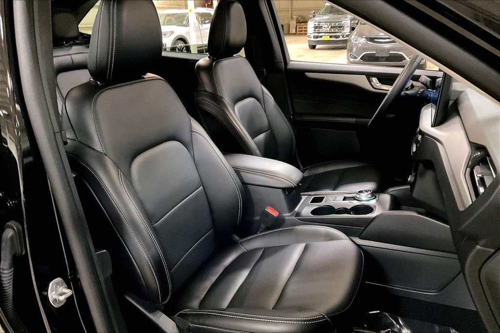 Certified 2025 Ford Escape Platinum AWD/4WD image 7