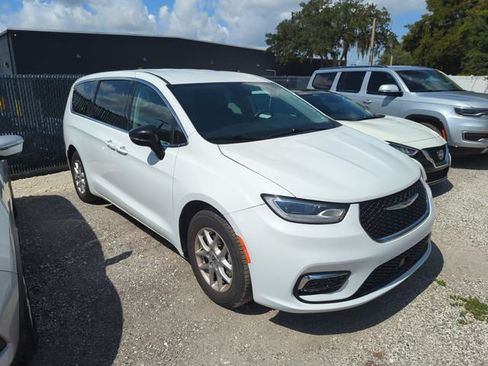 Used 2024 Chrysler Pacifica Touring-L FWD image 1
