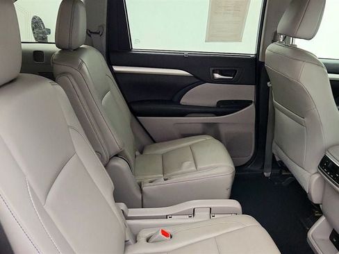 Used 2018 Toyota Highlander XLE AWD/4WD image 20