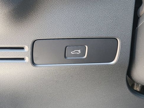 Used 2025 Volvo XC40 B5 Plus AWD/4WD image 12
