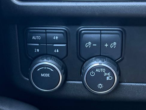 Used 2023 Chevrolet Suburban Premier AWD/4WD image 38