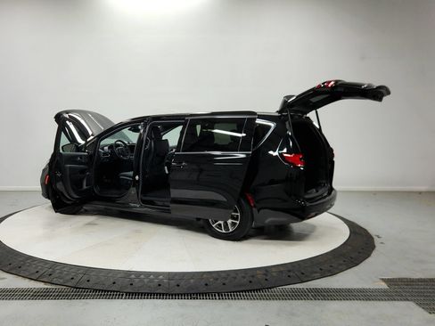 Used 2025 Chrysler Pacifica Select FWD image 14