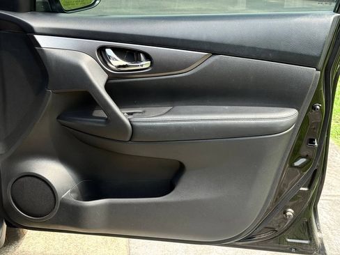 Used 2016 Nissan Rogue S w/ Appearance Package FWD image 28