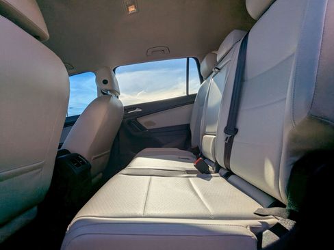 Used 2018 Volkswagen Tiguan SE w/ 3rd Row Seat Package image 11