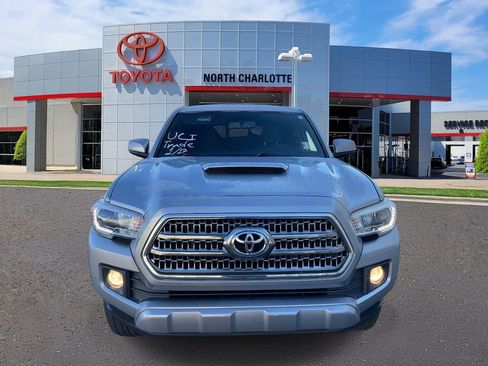 Used 2017 Toyota Tacoma TRD Sport image 3
