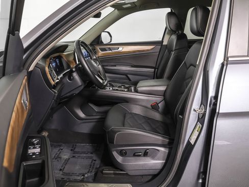 Used 2025 Volkswagen Atlas SE image 6