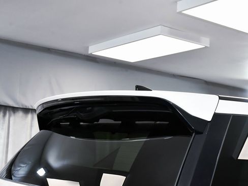 Used 2025 Land Rover Discovery S image 95