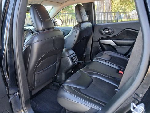 Used 2018 Jeep Cherokee Latitude Plus FWD image 16