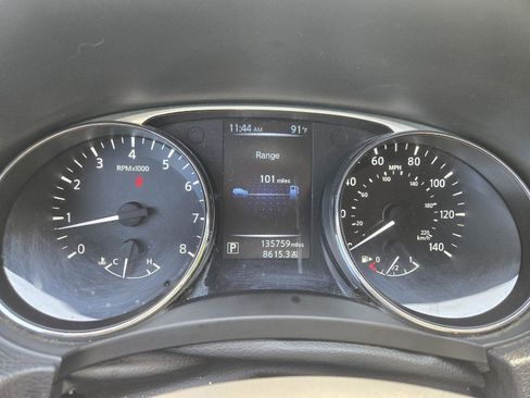 Used 2015 Nissan Rogue SV w/ SV Moonroof Package FWD image 17