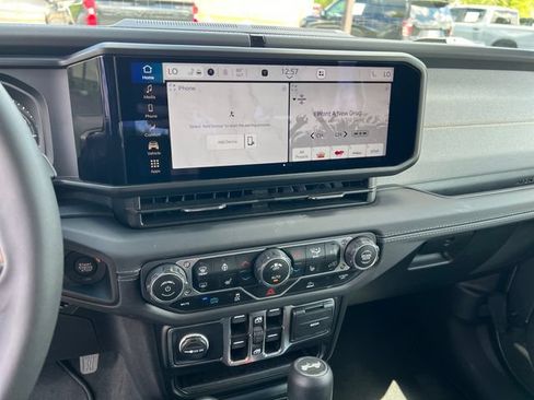 Used 2025 Jeep Wrangler Unlimited Sahara AWD/4WD image 17