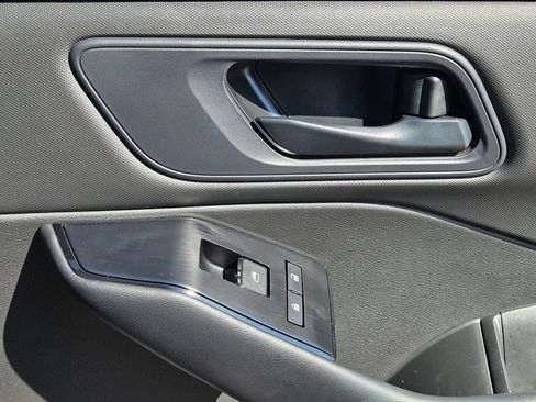 Used 2025 Nissan Rogue S FWD image 31