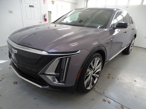 Used 2025 Cadillac Lyriq Luxury w/ LPO, Floor Liner Package AWD/4WD image 15