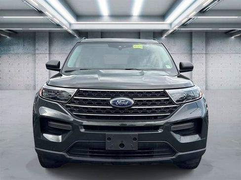 Used 2023 Ford Explorer XLT AWD/4WD image 2
