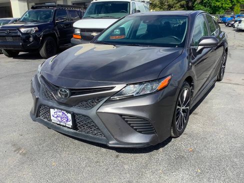 Used 2020 Toyota Camry SE w/ Carpet Mat Package FWD image 3