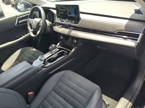 Used 2025 Mitsubishi Outlander SE FWD image 14