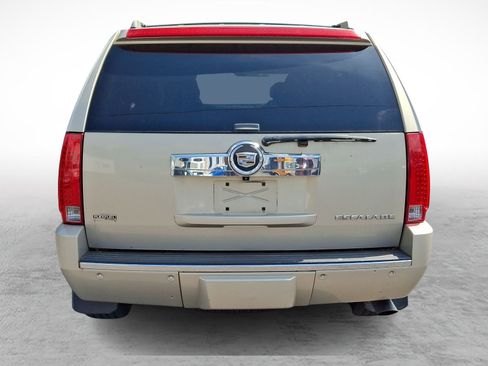 Used 2011 Cadillac Escalade Premium image 4