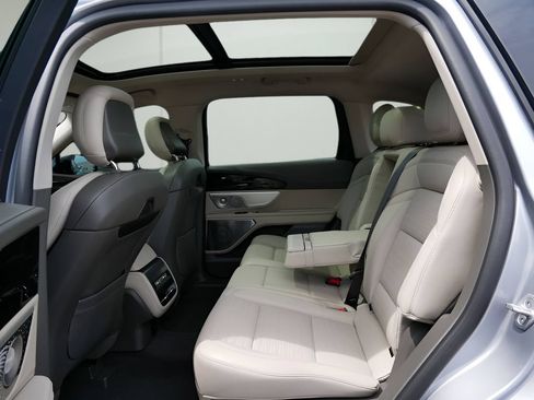 Used 2025 Lincoln Nautilus Reserve AWD/4WD image 11
