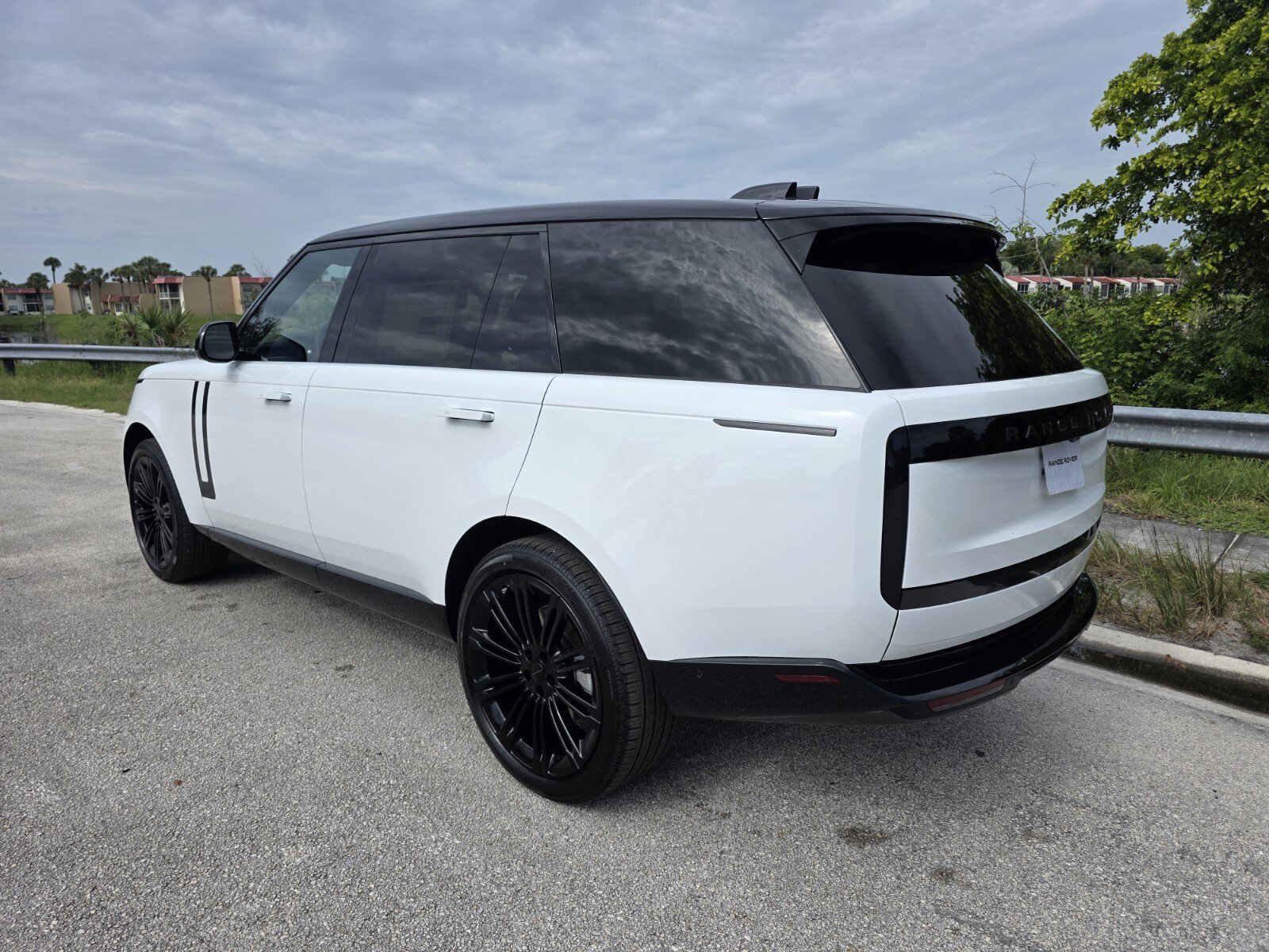 New 2026 Land Rover Range Rover Long Wheelbase SE AWD/4WD image 2