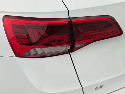 Used 2023 Volkswagen Taos SE w/ Panoramic Sunroof Package FWD image 18