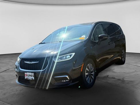 Used 2023 Chrysler Pacifica Touring-L FWD image 4