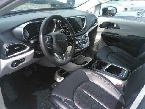 Used 2024 Chrysler Pacifica Touring-L FWD image 3