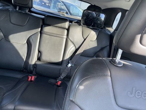 Used 2019 Jeep Cherokee Limited AWD/4WD image 4