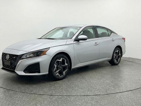 Used 2025 Nissan Altima 2.5 SV image 3