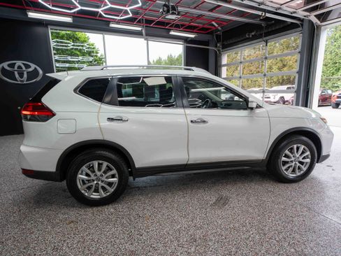 Used 2017 Nissan Rogue SV w/ SV Premium Package AWD/4WD image 4