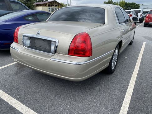 Used 2006 Lincoln Town Car Designer Series RWD image 7