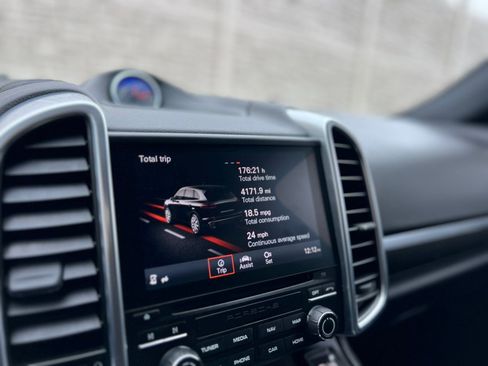 Used 2017 Porsche Cayenne Platinum Edition w/ Premium Package (PJV) image 23