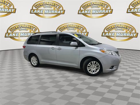 Used 2015 Toyota Sienna XLE image 5